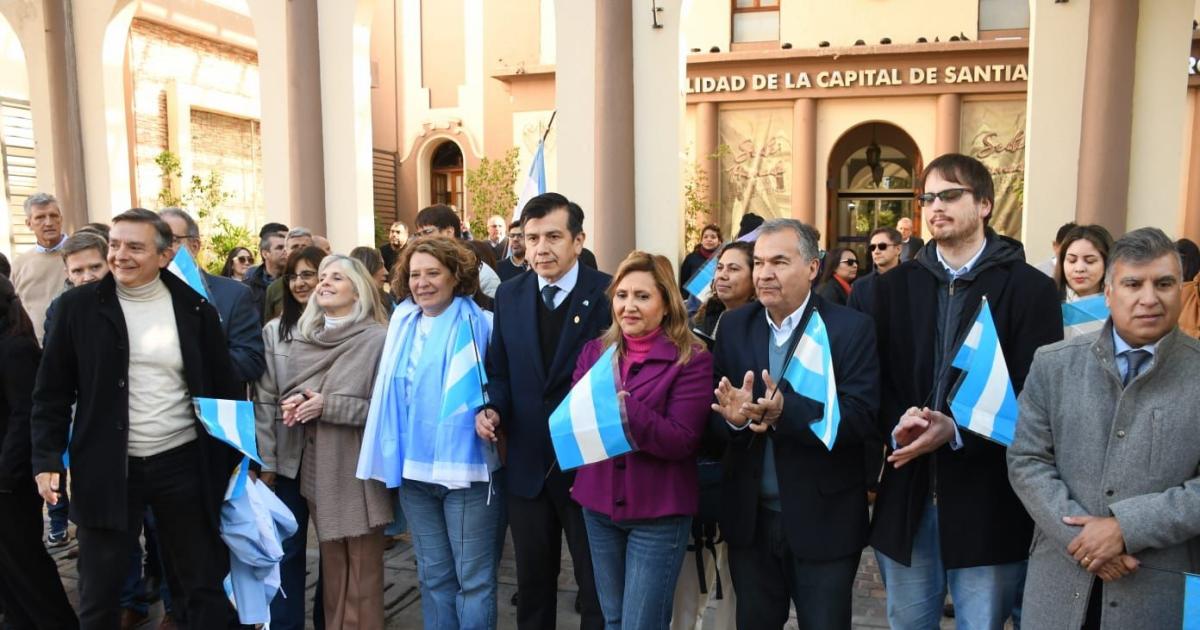 Fuentes junto a funcionarios municipales participaron de la Marcha Federal Universitaria