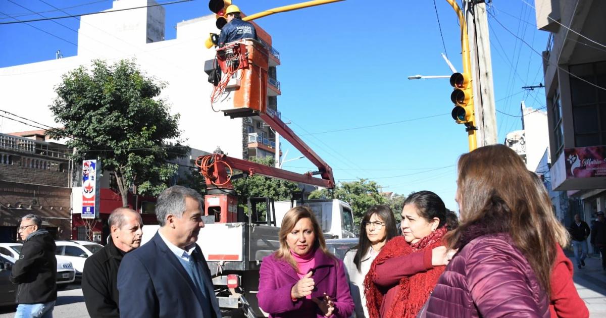 Fuentes y Benavente supervisaron la instalacioacuten de nuevos semaacuteforos en Saacuteenz Pentildea y Coacuterdoba