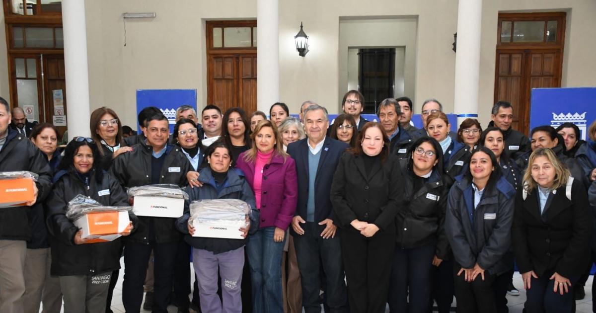Fuentes y Benavente entregaron maacutes de 100 uniformes al personal de Control y Gestioacuten Urbana