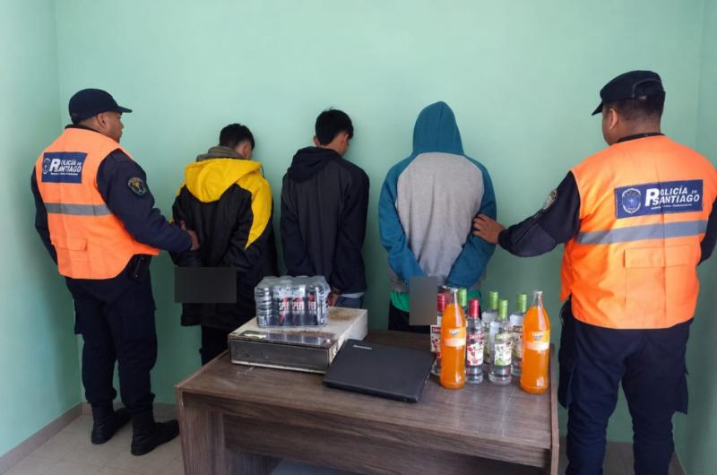 Tres detenidos por el robo a un local gastronoacutemico- teniacutean marihuana entre sus pertenencias