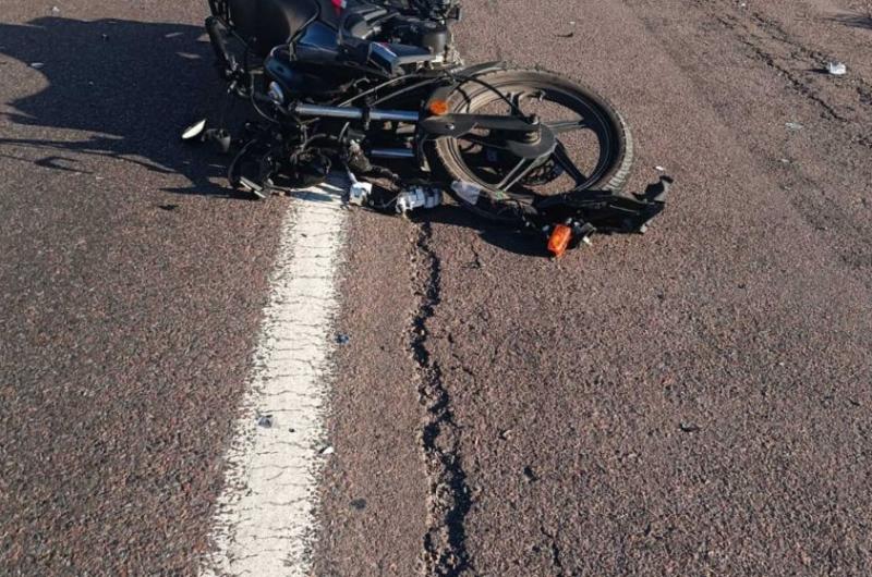 Un motociclista chocoacute de atraacutes a un camioacuten y murioacute