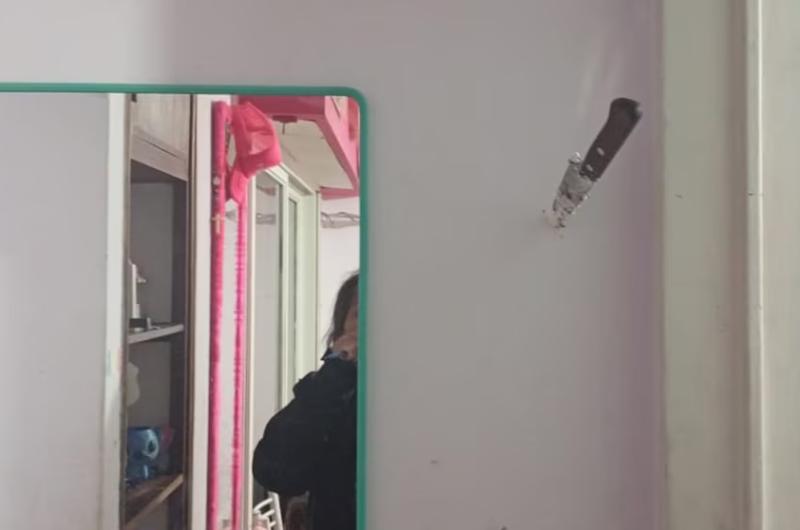 (El cuchillo quedó clavado en la pared en la entrada del baño Foto-Infobae)