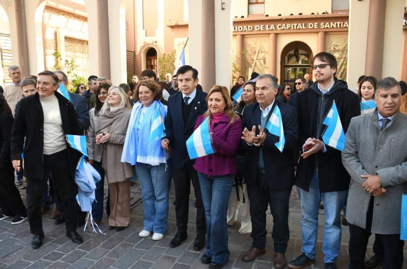 Fuentes junto a funcionarios municipales participaron de la Marcha Federal Universitaria