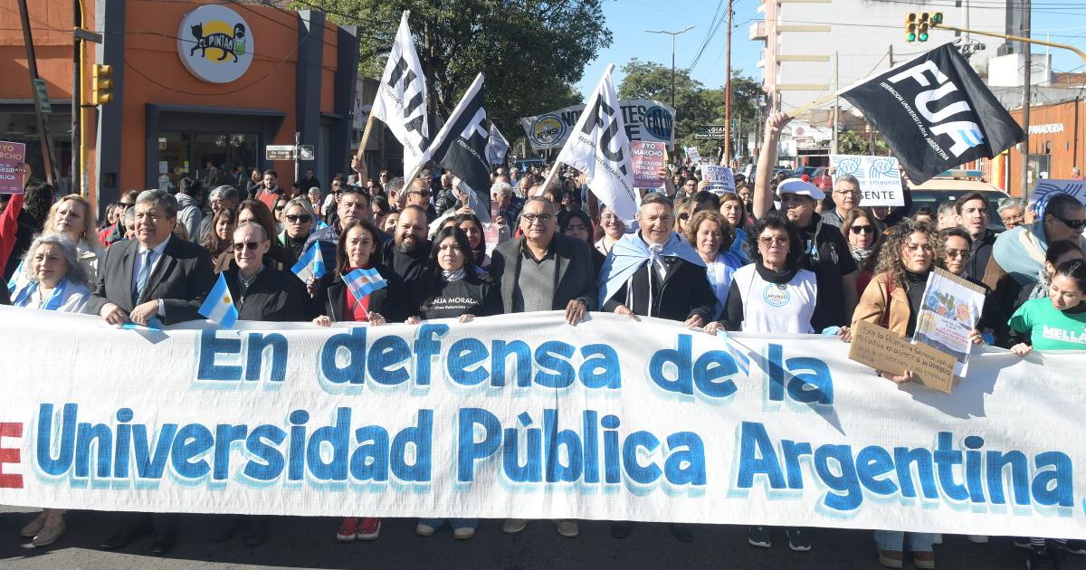 Una multitudinaria marcha en defensa de la educacioacuten puacuteblica recorrioacute las calles de Santiago