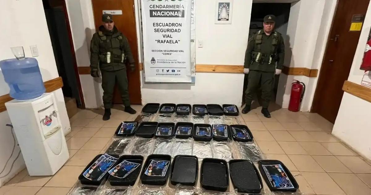 Oacutemnibus que cruzoacute Santiago llevaba 67 kilos de cocaiacutena y pasta base fue interceptado en Ceres