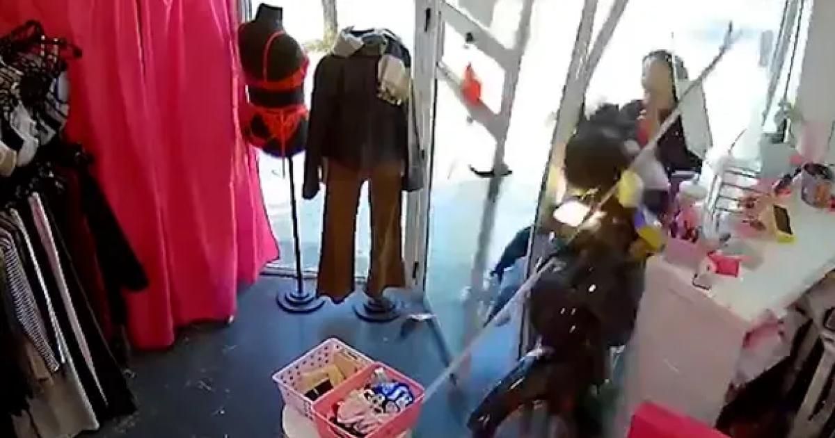 VIDEO Pudo ser tragedia- ensentildeaba a manejar a una menor y se incrustaron contra un comercio