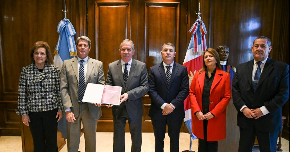 El gobernador Eliacuteas Suaacuterez se reunioacute con los miembros del Tribunal de Cuentas de la Provincia