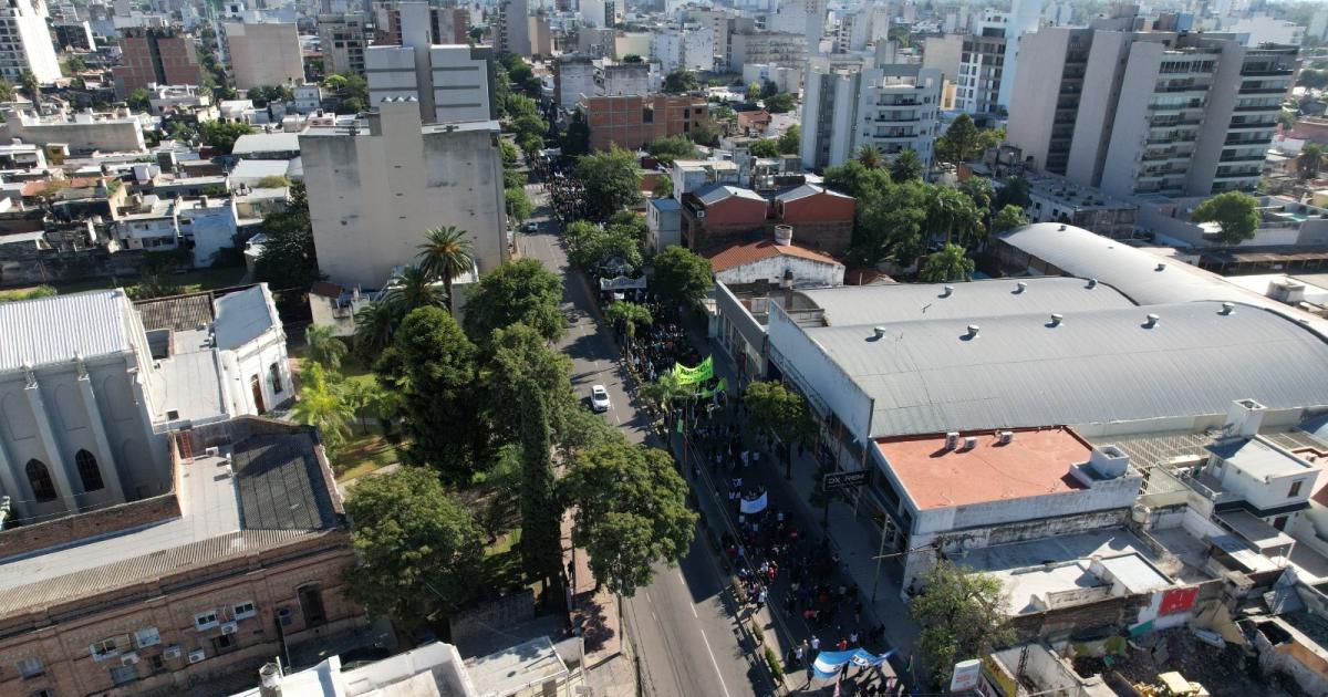 Una multitudinaria marcha en defensa de la educacioacuten puacuteblica recorrioacute las calles de Santiago