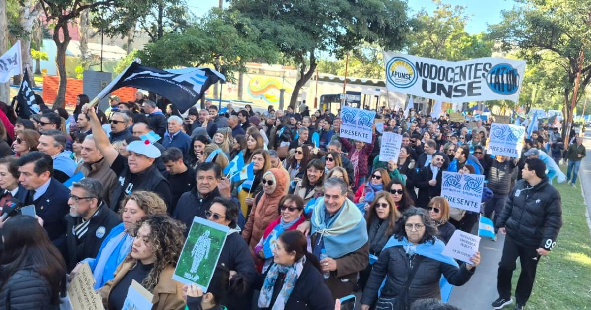 Una multitudinaria marcha en defensa de la educacioacuten puacuteblica recorrioacute las calles de Santiago