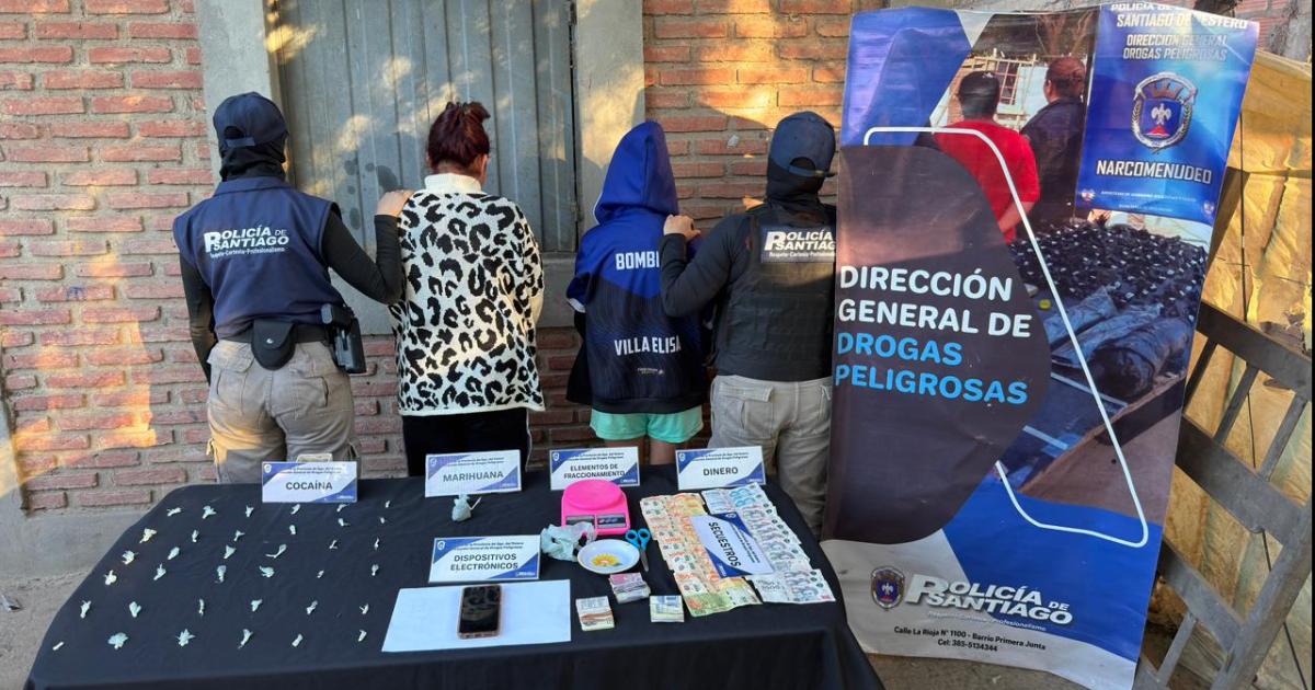 Dos vecinas presas acusadas de tener un quiosco de drogas- una atendiacutea a un cliente en ese momento