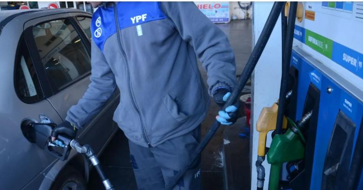 YPF aumenta 1-en-porciento- los precios de sus combustibles- 22 promedio por litro y los congela por 45 diacuteas