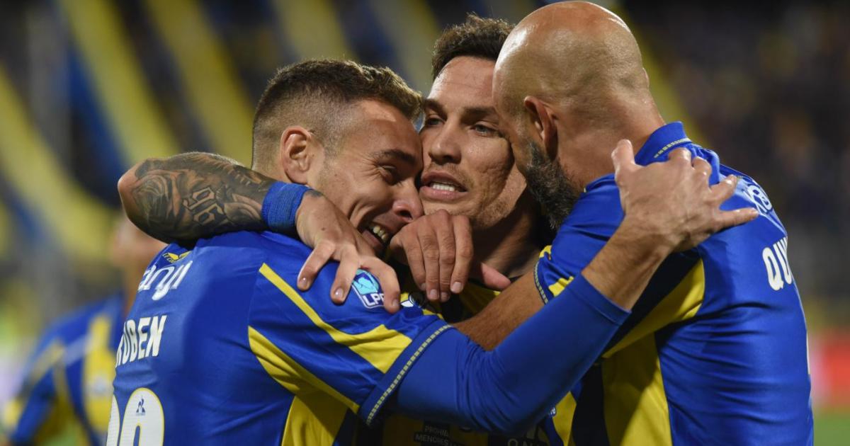 Con poleacutemica y dos expulsados Rosario Central eliminoacute a Racing y estaacute en semis