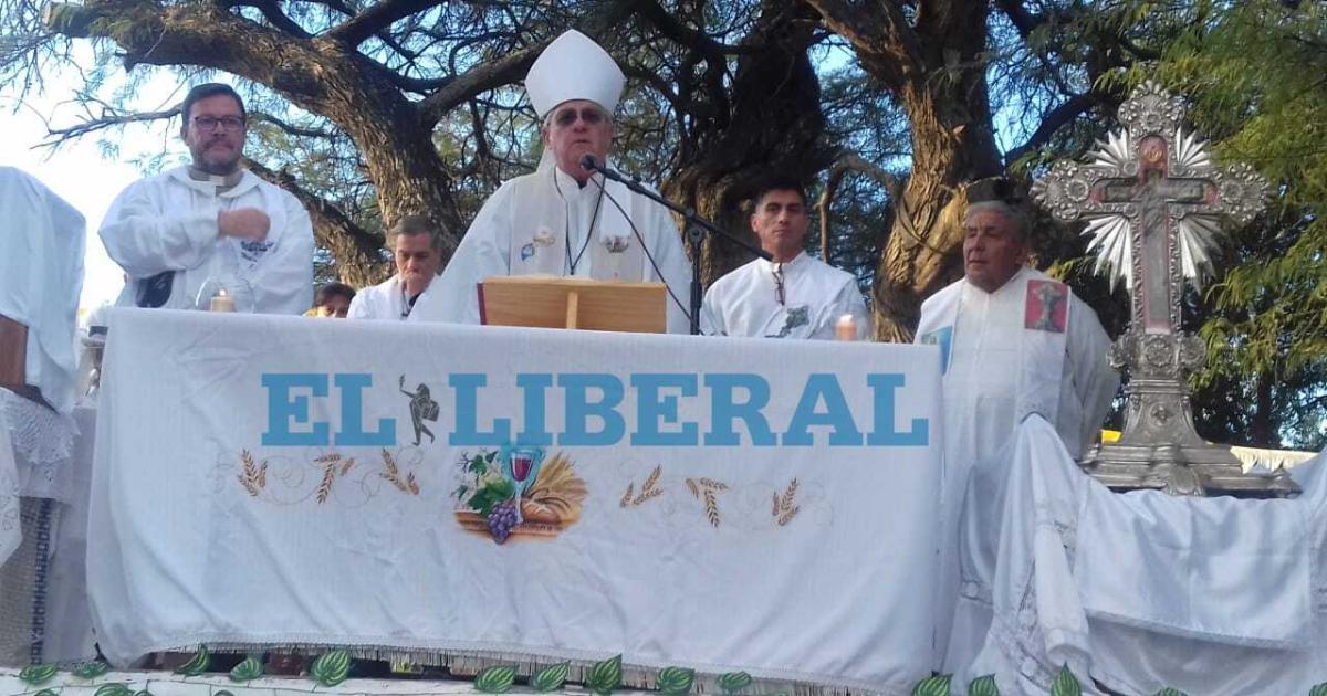 Miles de fieles participaron del traslado de la imagen del Sentildeor de los Milagros de Mailiacuten hacia el Aacuterbol Santo