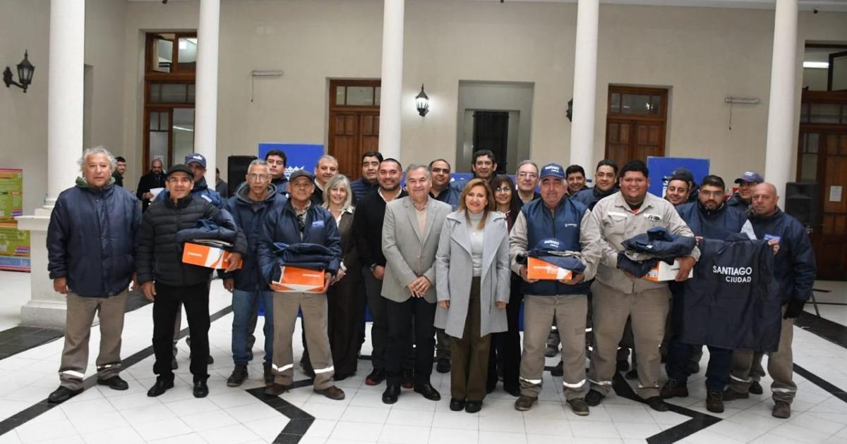 Fuentes entregoacute uniformes de trabajo al personal de la Direccioacuten de Electricidad