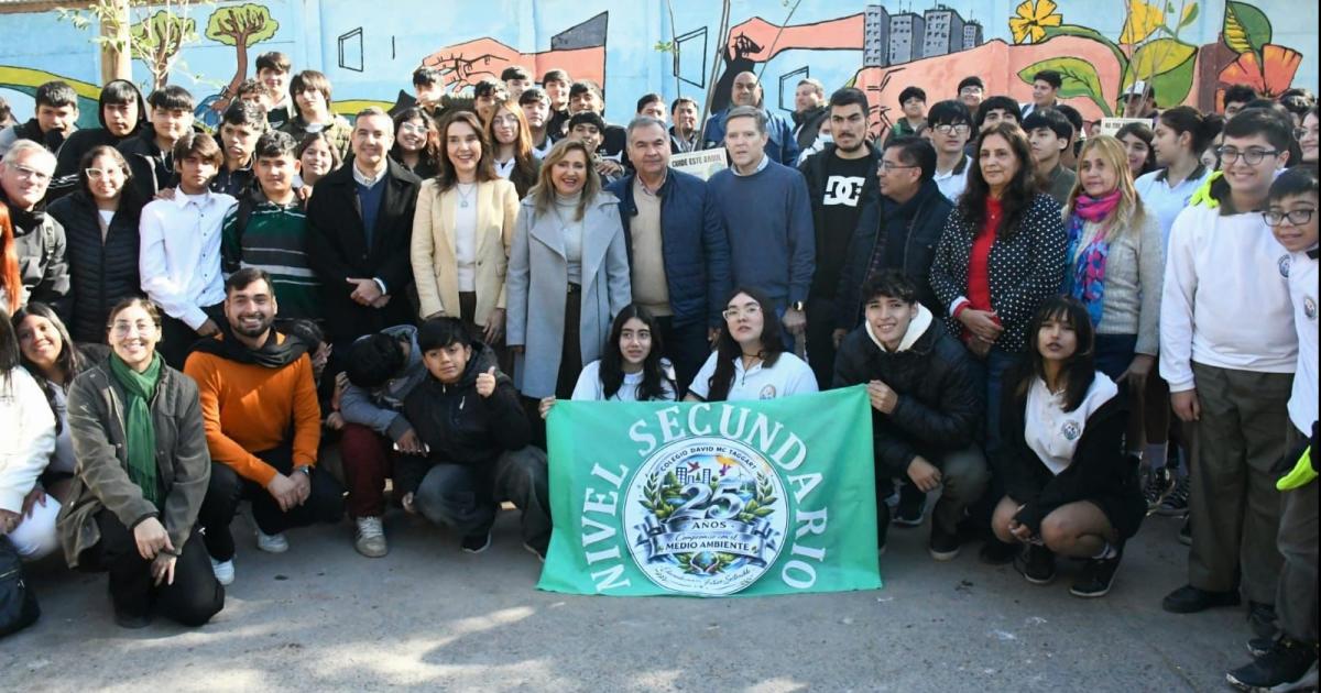 Fuentes y la ministra de Educacioacuten Nassif encabezaron una jornada de EcoAccioacuten en el barrio Sarmiento