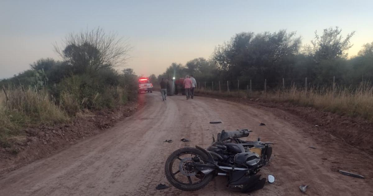 Motociclista resultoacute herido de gravedad al chocar contra un tractor