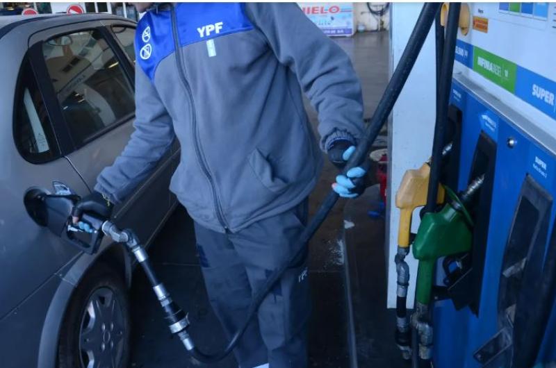 YPF aumenta 1-en-porciento- los precios de sus combustibles- 22 promedio por litro y los congela por 45 diacuteas