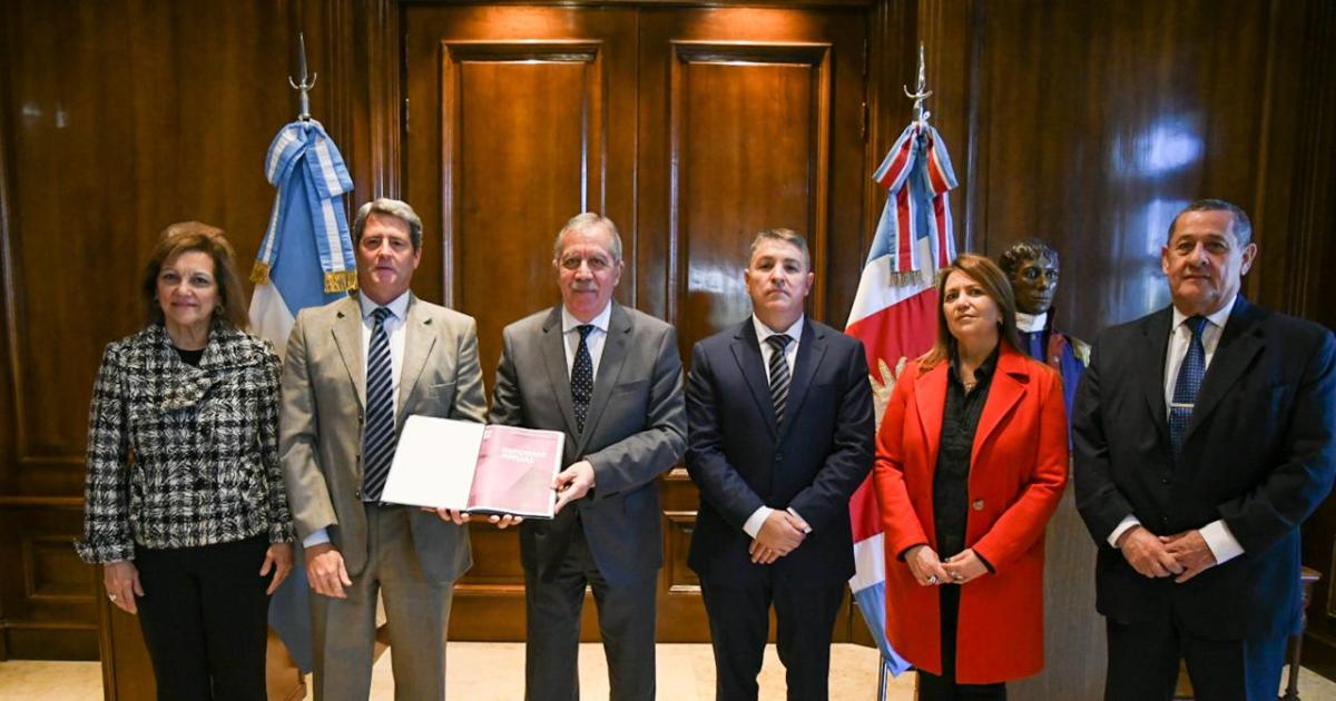 Eliacuteas Suaacuterez se reunioacute con los miembros del Tribunal de Cuentas de la Provincia