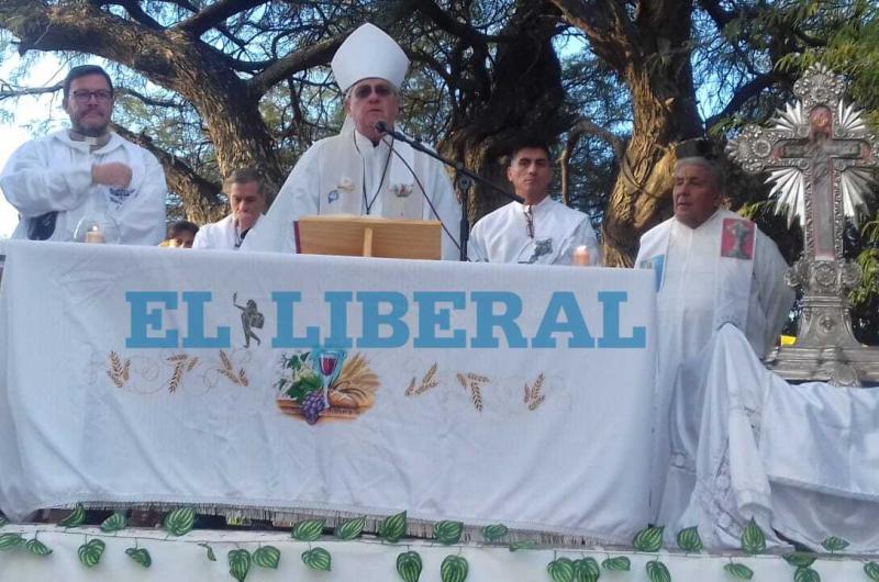 Miles de fieles participaron del traslado de la imagen del Sentildeor de los Milagros de Mailiacuten hacia el Aacuterbol Santo