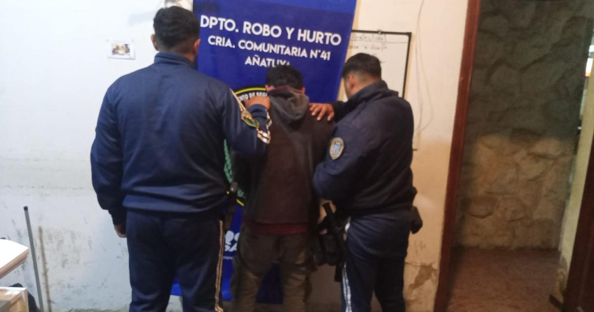 Detienen a un proacutefugo que intentoacute acuchillar a un policiacutea para evitar su detencioacuten- tiene 15 causas