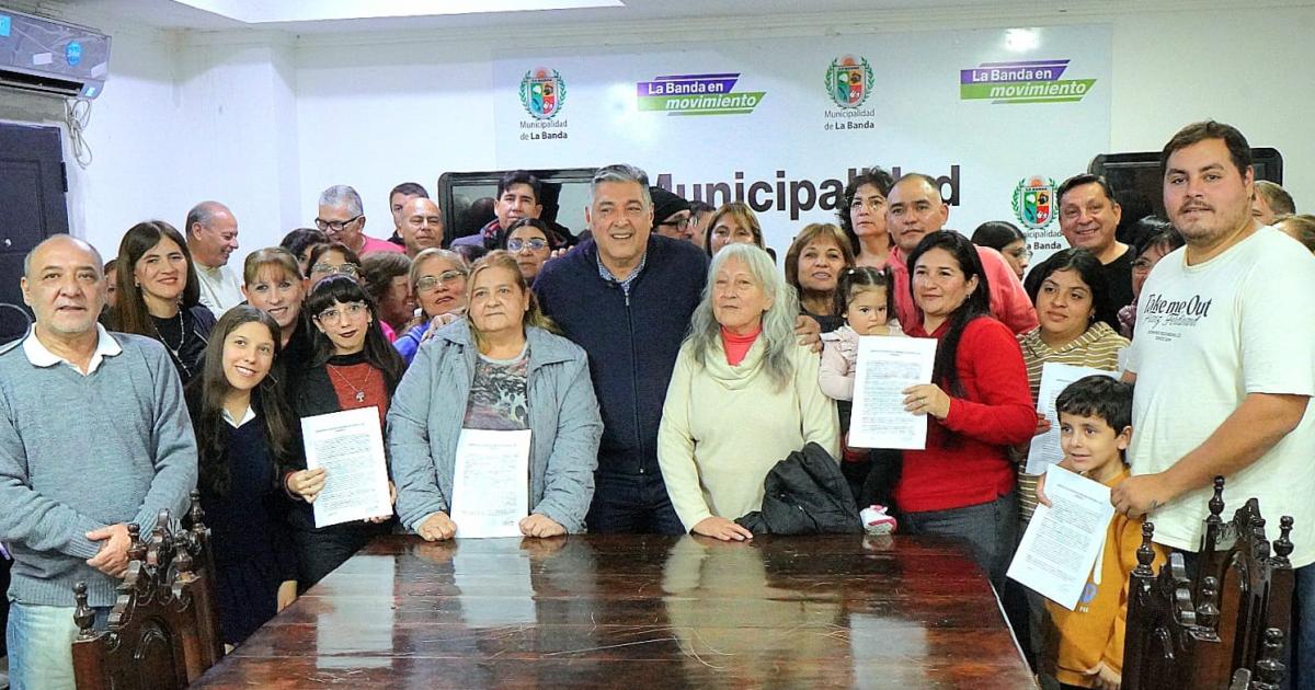 Entregan contratos de locacioacuten a trabajadores en Mercado Unioacuten