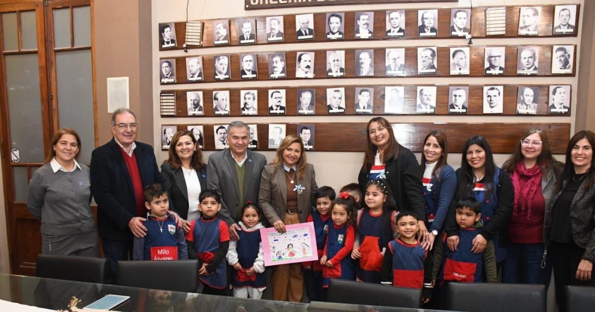 Nintildeos santiaguentildeos crean una app para combatir basurales y cuidar los barrios