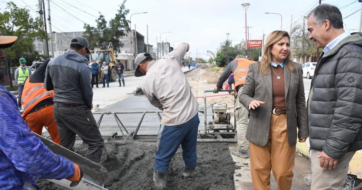 Fuentes y Benavente supervisaron pavimentacioacuten en la Av Coloacuten