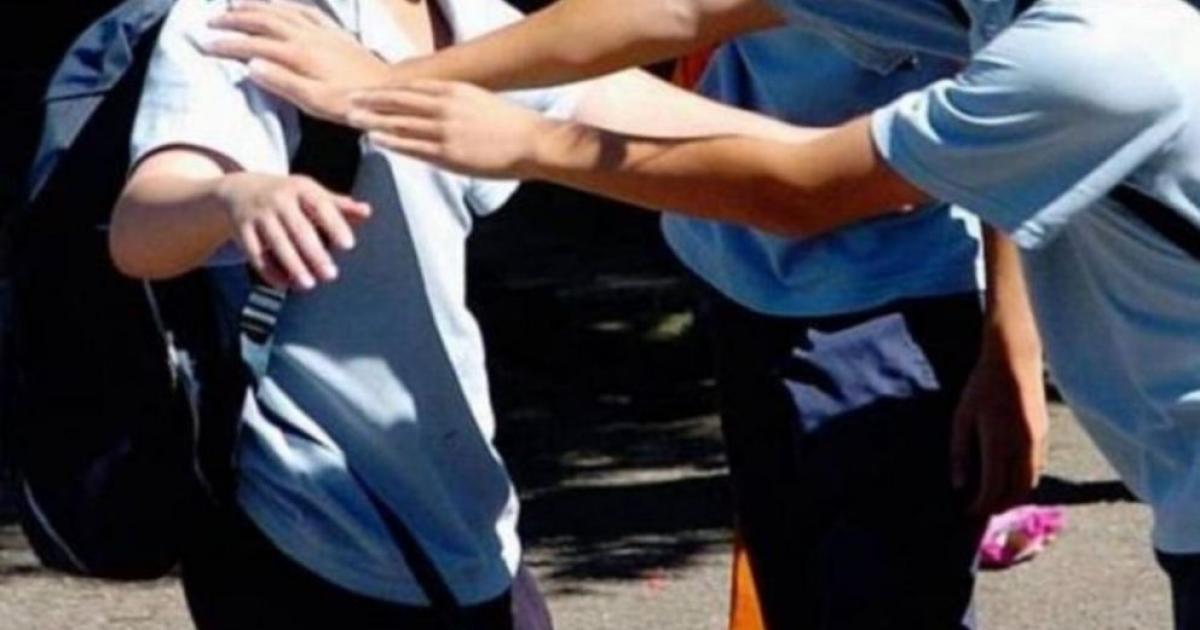 Paacutenico en colegio- dos alumnos se enfrentaron a cuchilladas
