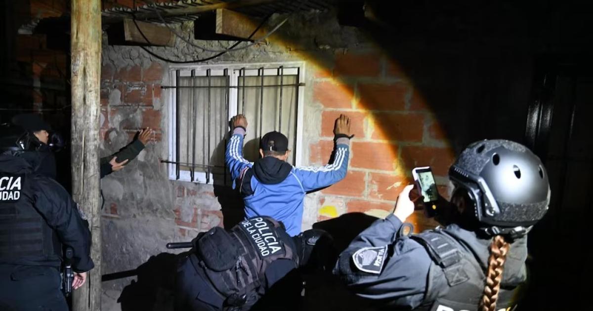 Coacutemo fue la Operacioacuten Tormenta Negra- 1500 policiacuteas coparon las villas de Buenos Aires y cayeron narcos armas y buacutenkers