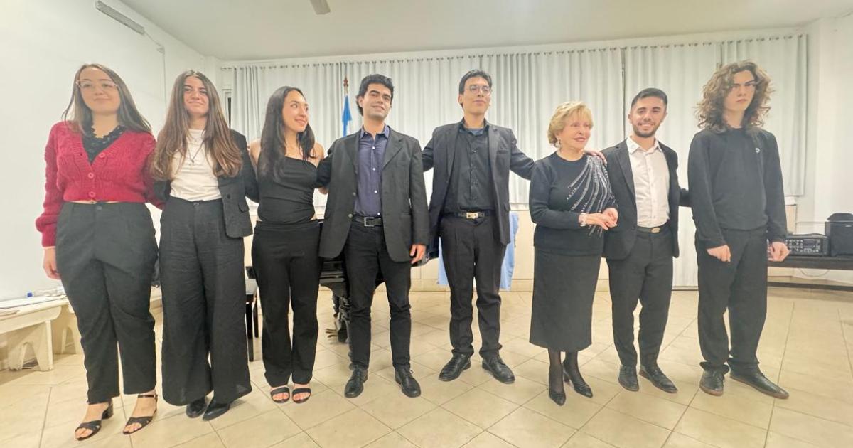 Con total eacutexito se realizoacute un concierto de piano y violiacuten a cargo de Celina Lis