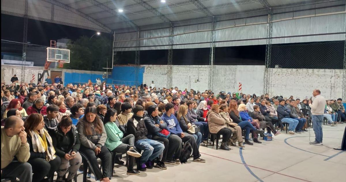 Saacutenchez presentoacute sus propuestas en el Club San Carlos 