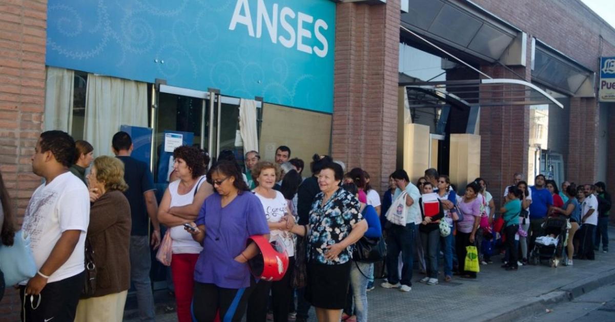 Jubilados- cuaacutento se cobraraacute en junio con el nuevo aumento y el aguinaldo incluido