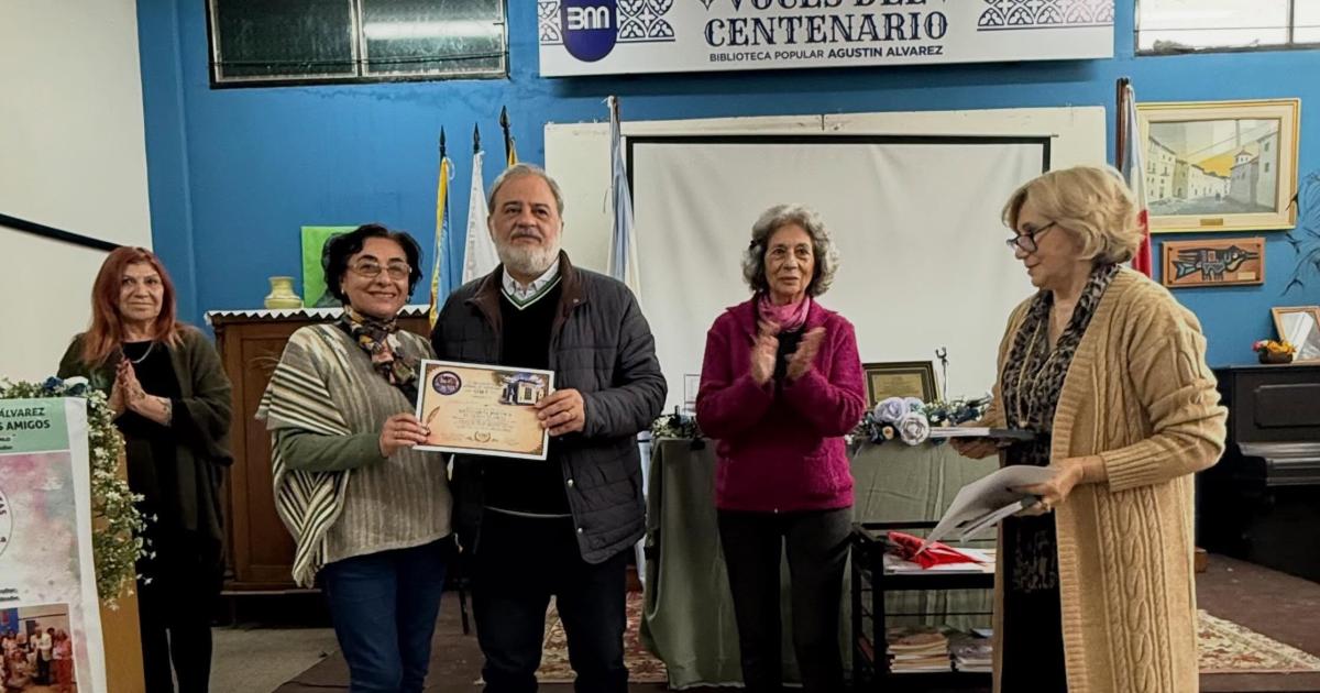 Cultura entregoacute libros a la Biblioteca Popular Agustiacuten Aacutelvarez