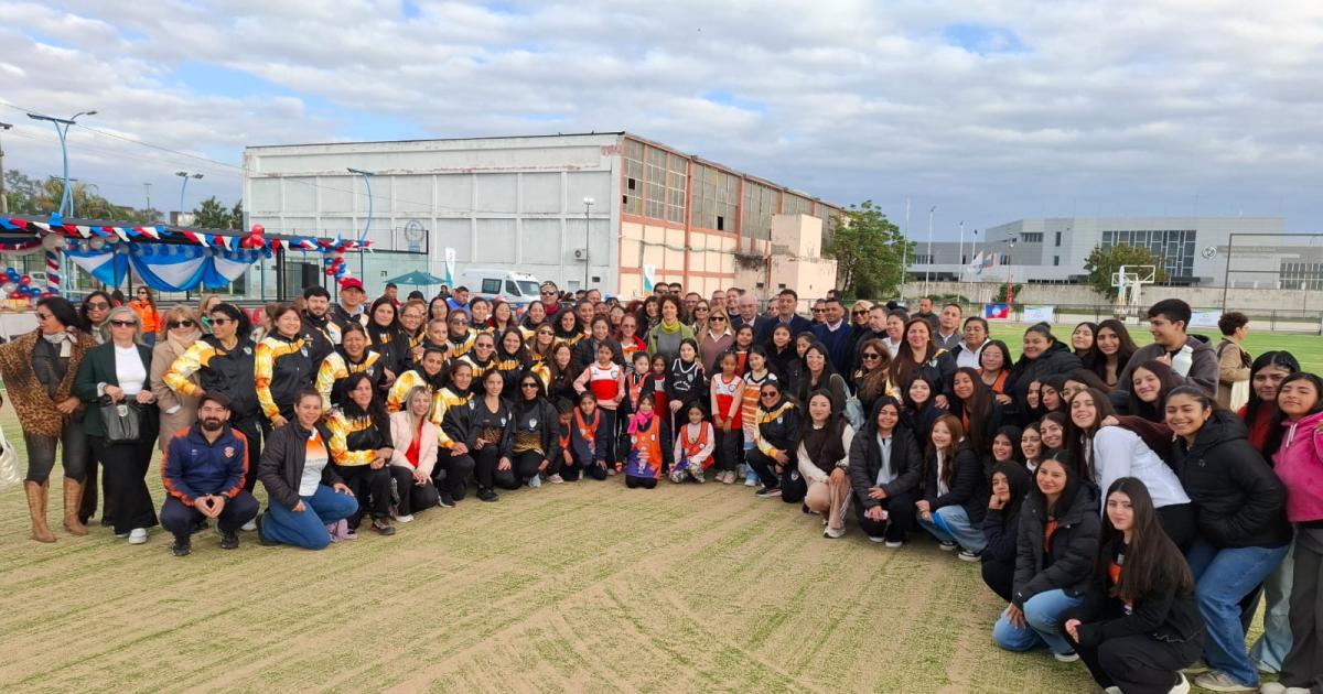 Se inauguroacute la cancha sinteacutetica de hockey en el Polideportivo termense