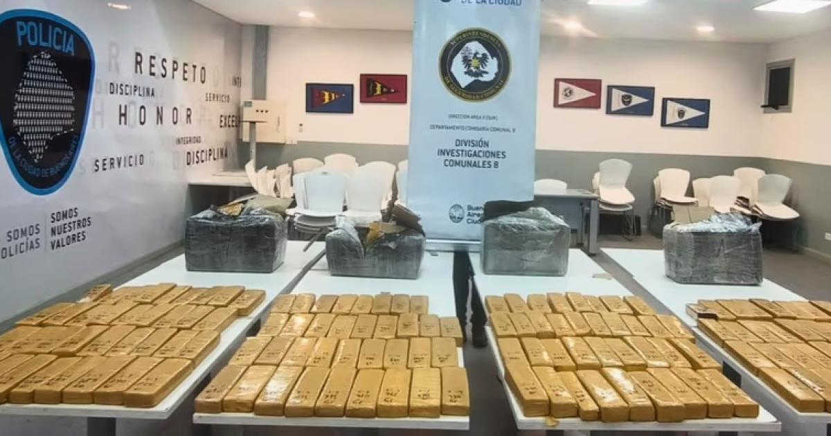 Cayoacute un chofer narco en Villa Lugano- transportaba maacutes de 100 kilos de marihuana y quiso sobornar a la Policiacutea