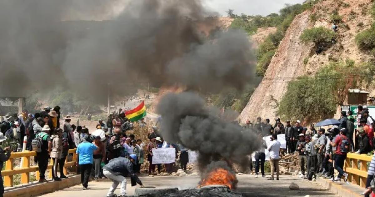 Crisis en Bolivia- siguen los cortes de ruta y buscan abastecer La Paz por aire
