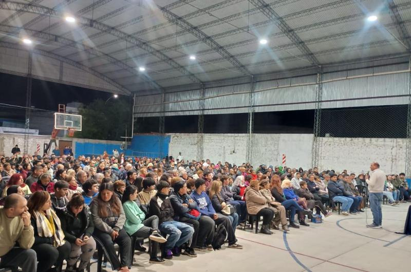 Saacutenchez presentoacute sus propuestas en el Club San Carlos 