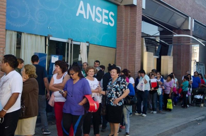 Jubilados- cuaacutento se cobraraacute en junio con el nuevo aumento y el aguinaldo incluido 