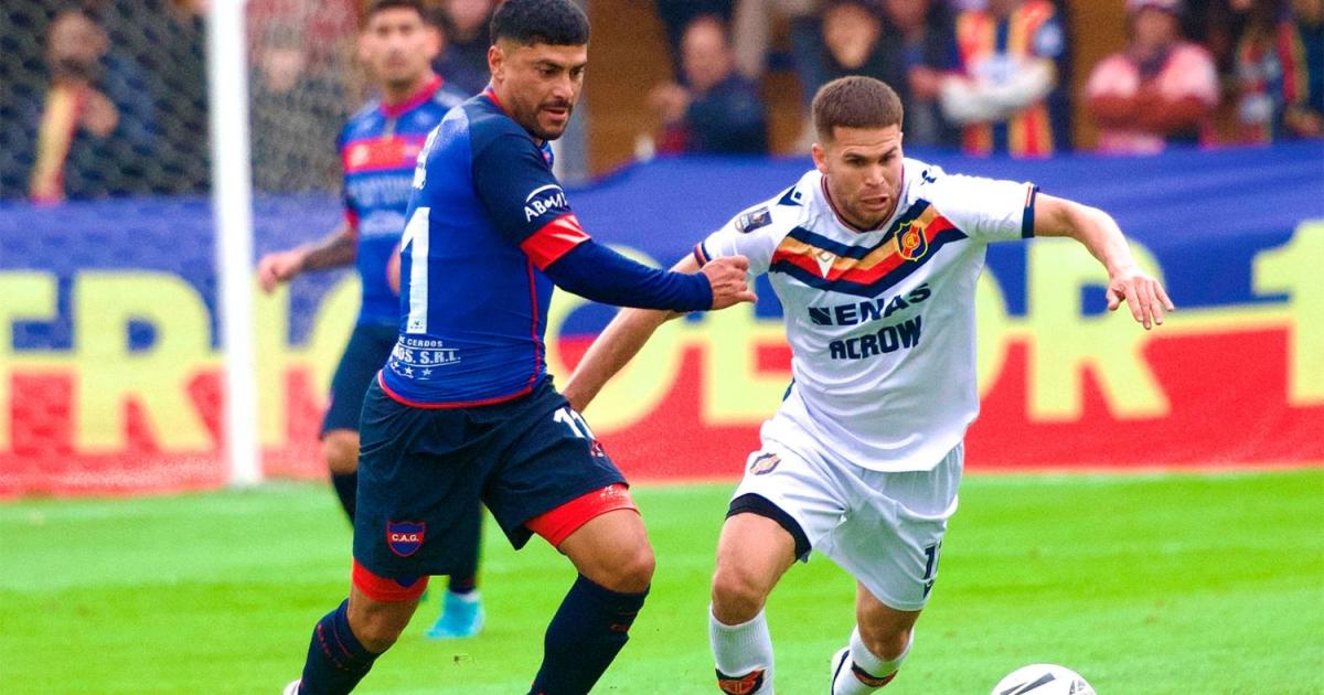 Guumlemes con nueve jugadores cayoacute por goleada ante Colegiales