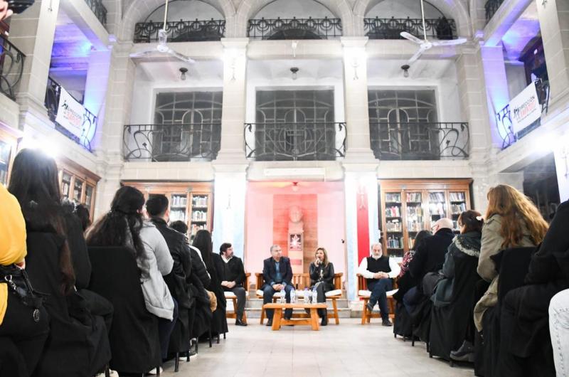 Fuentes y Benavente anunciaron la tercera edicioacuten del concurso de cuentos de terror para joacutevenes La Bibliodera