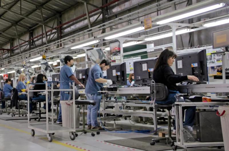 Diego Coatz- Se pierden nueve empleos por hora en la industria