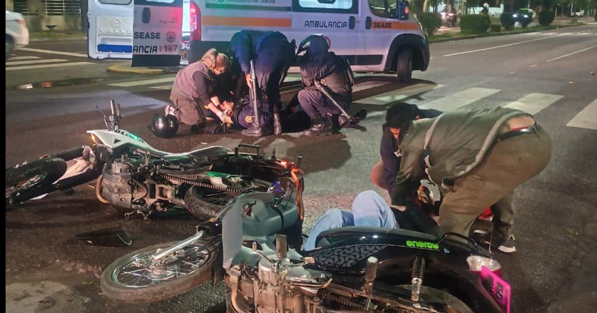 Choque entre una moto policial y otra particular dejoacute tres heridos en el sur de la Capital