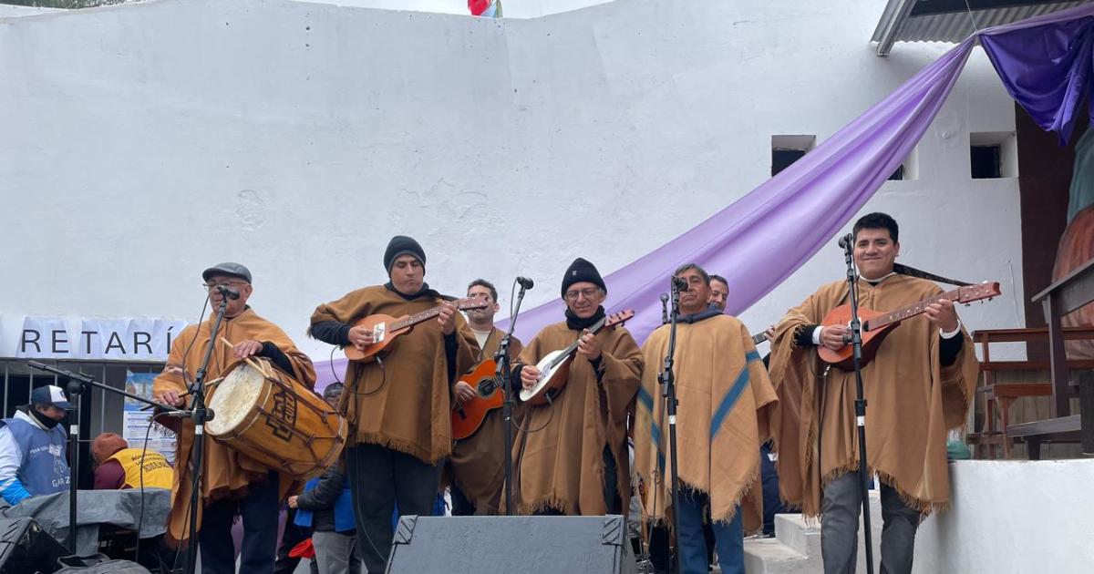 Las SachaGuitarras Atamisquentildeas emocionaron en Mailiacuten con la interpretacioacuten de la Misa Criolla
