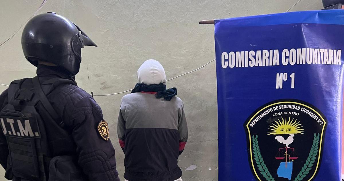 Lo filmaron robando de una camioneta y terminoacute detenido en el barrio 8 de Abril