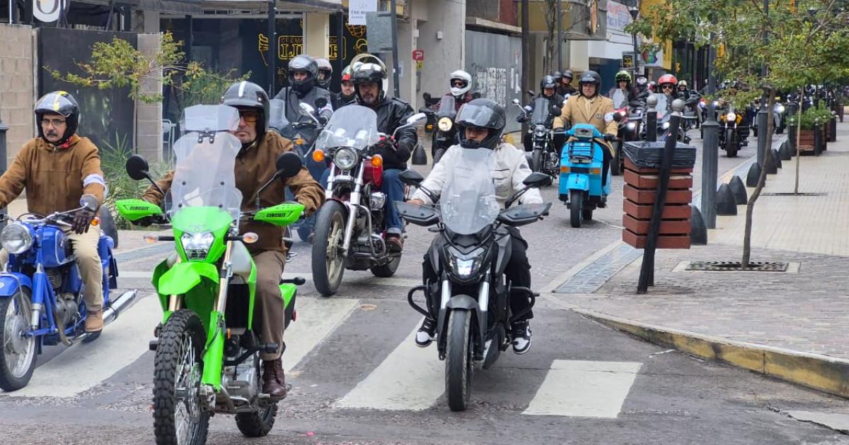Santiago vive este domingo el Distinguished Gentlemans Ride con motos solidaridad y concientizacioacuten