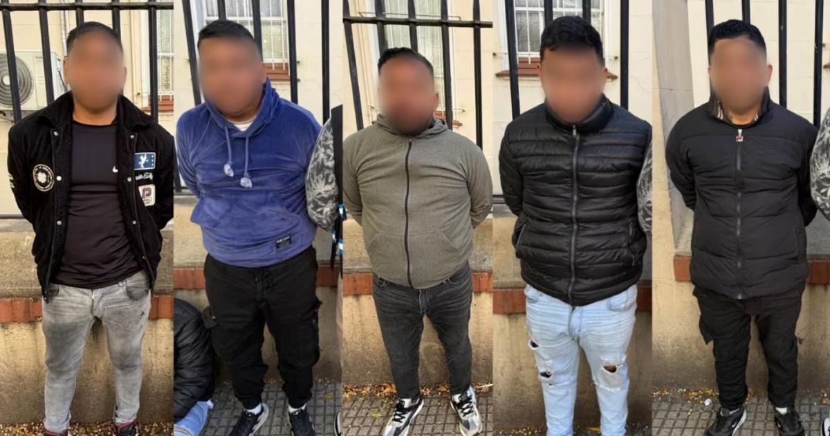 Los cinco ciudadanos peruanos quedaron detenidos por estafa (Foto- Policía de la Ciudad)