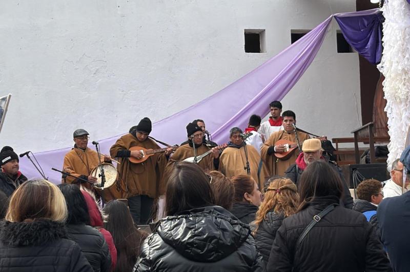 Las SachaGuitarras Atamisquentildeas emocionaron en Mailiacuten con la interpretacioacuten de la Misa Criolla