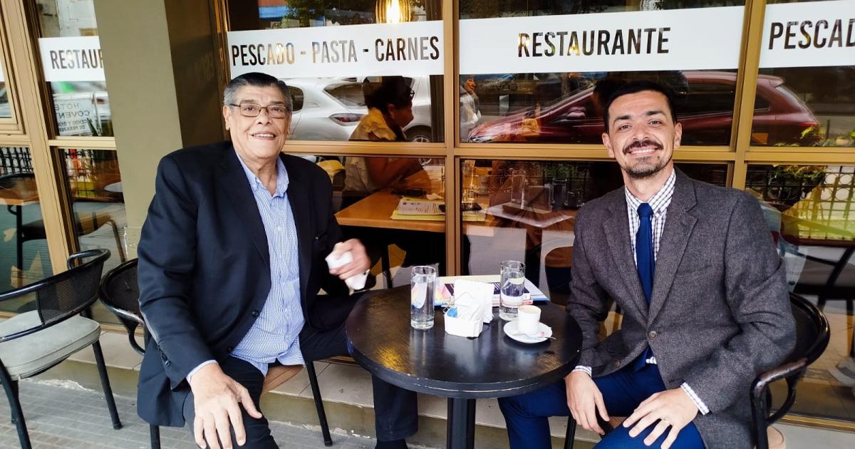 JUEVES POST TRIBUNALES- Chiqui Azar después de su ltima audiencia Dialogó con sus amigos y disfrutó un clsico café