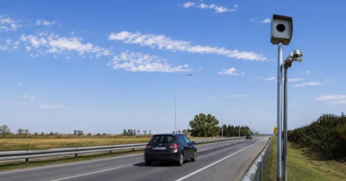 Los radares punto a punto miden la velocidad constante del vehículo entre dos tramos del camino Foto- Agencia NA (Freepik)