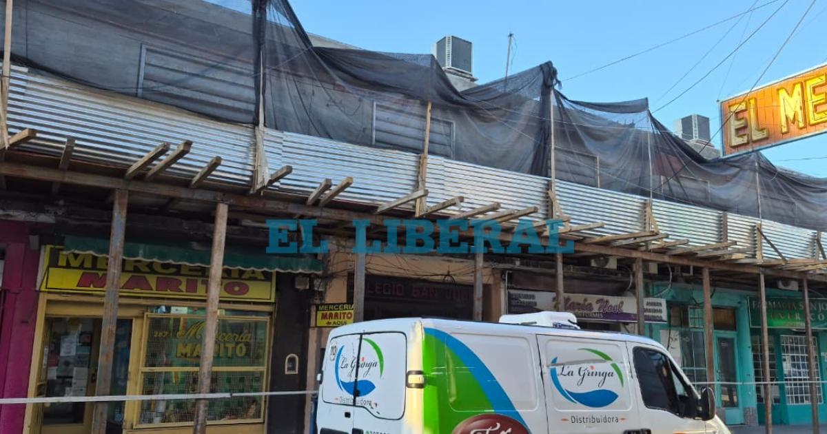 Un obrero se cayoacute desde el techo de un comercio en pleno centro y fue hospitalizado